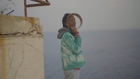 dox-dadje-marcher-se-croiser-un-film-de-eleonore-coyette-sur-la-photographe-senegalaise-aissatou-ciss-poesie-resilience-intime-COVER